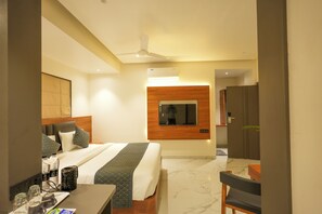 Deluxe vierpersoonskamer (A/C) | 1 slaapkamer, een minibar, een bureau, een strijkplank/strijkijzer