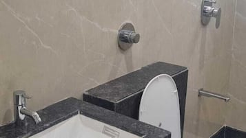 Chambre Double Deluxe, vue ville (A/C) | Salle de bain | Douche, articles de toilette gratuits, sĂšche-cheveux, savon