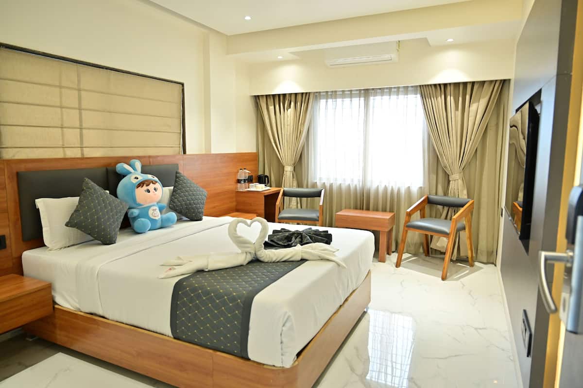 Executive Double Room | 1 bedroom, minibar, desk, iron/ironing board