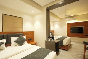 1 slaapkamer, een minibar, een bureau, een strijkplank/strijkijzer