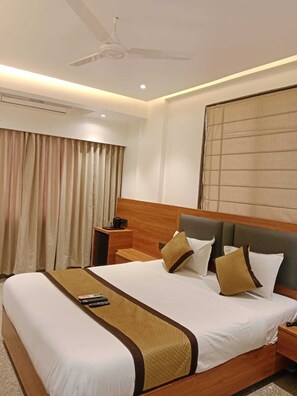 1 bedroom, minibar, desk, iron/ironing board - Hotel Sai Kamal (Rahata)