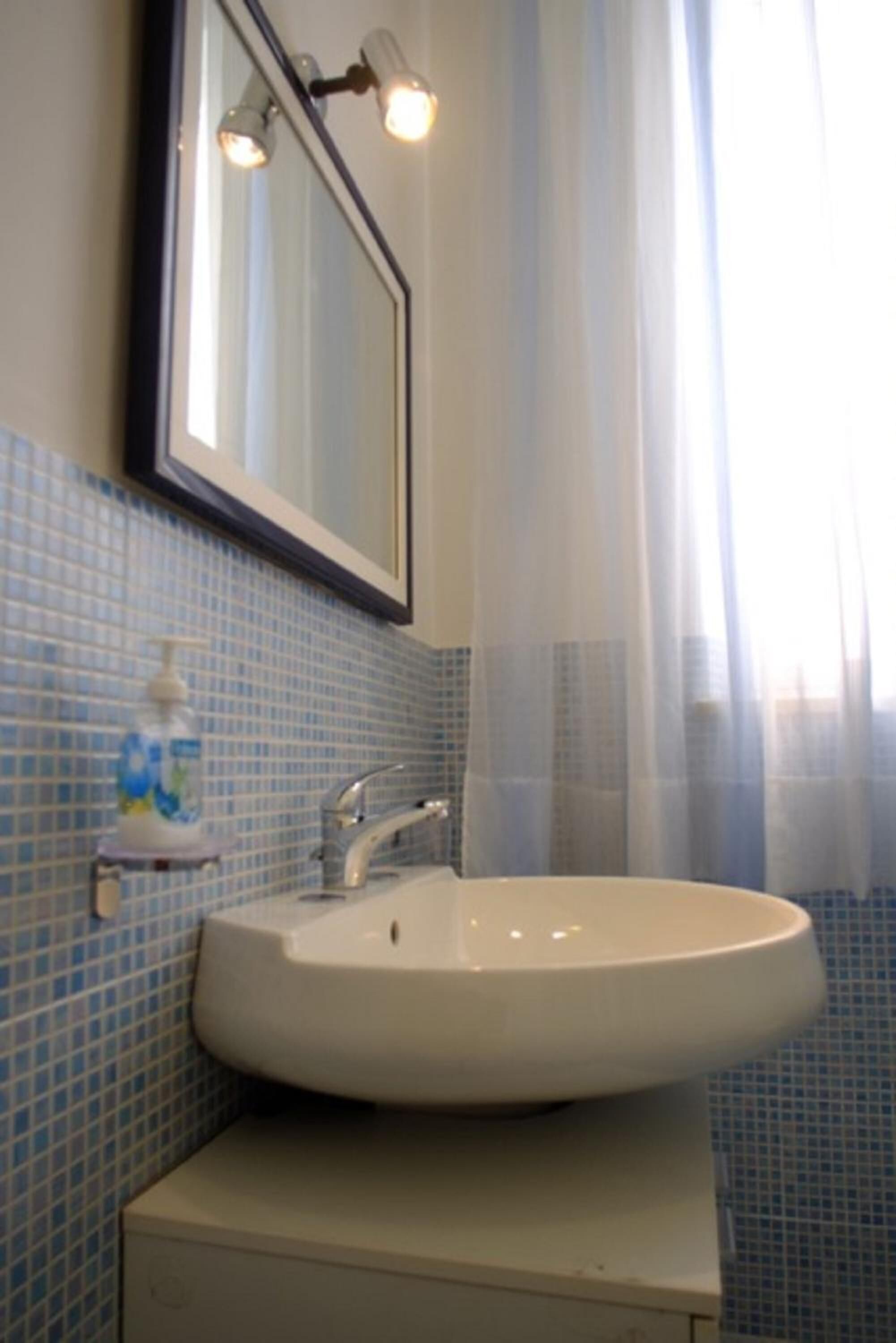 Shower, rainfall showerhead, free toiletries, hair dryer