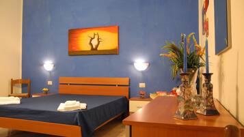 Comfort-Dreibettzimmer | Hochwertige Bettwaren, Schreibtisch, kostenloses WLAN, Bettwäsche