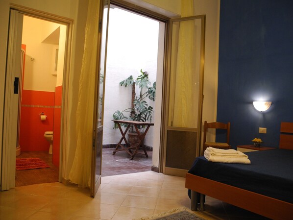 Comfort Triple Room | Premium bedding, desk, free WiFi, bed sheets - Melone Giallo (Paceco)