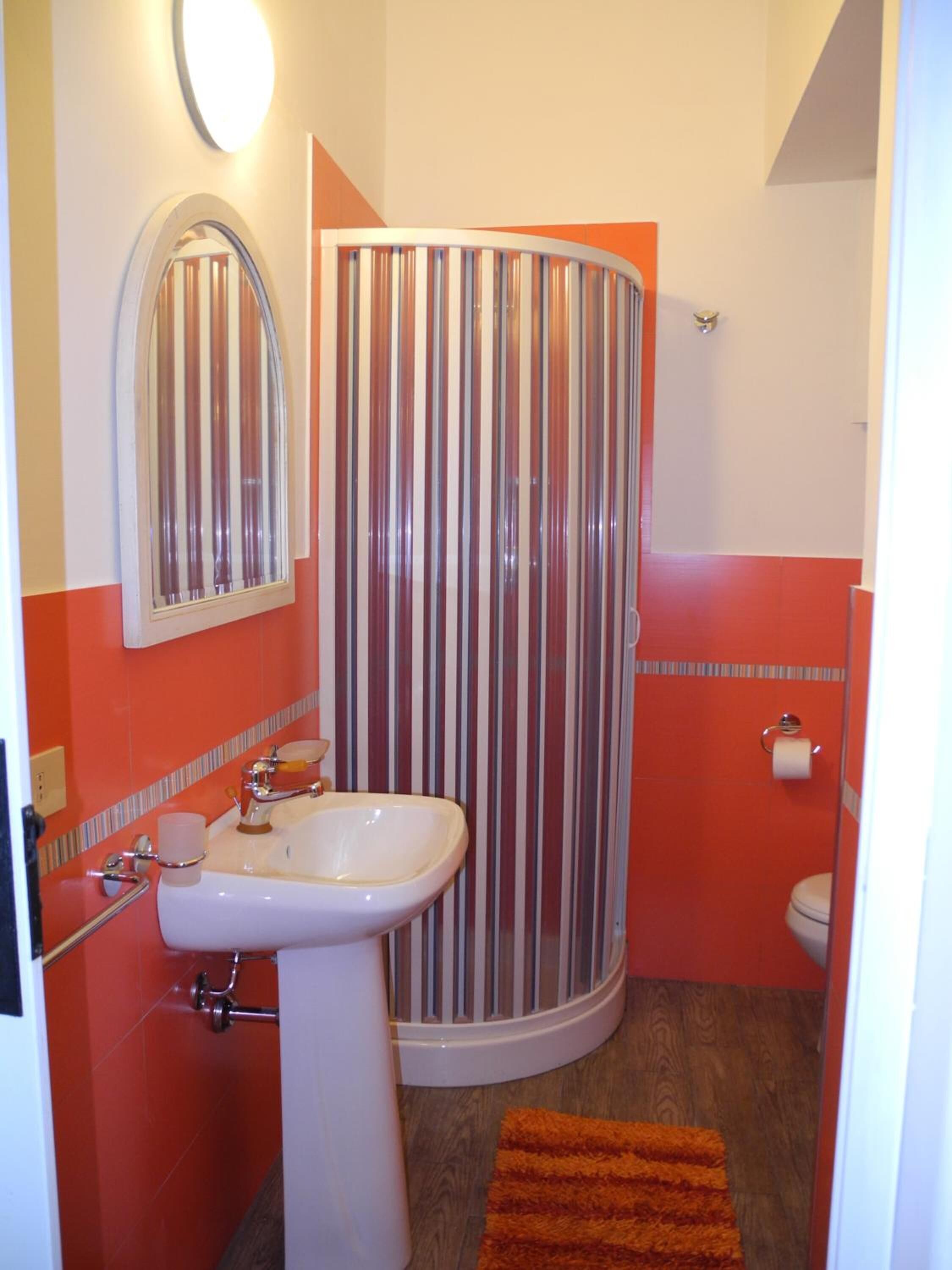 تجهيزات دش، دُش غزير، مستلزمات مجانية للعناية الشخصية، مجففات شعر