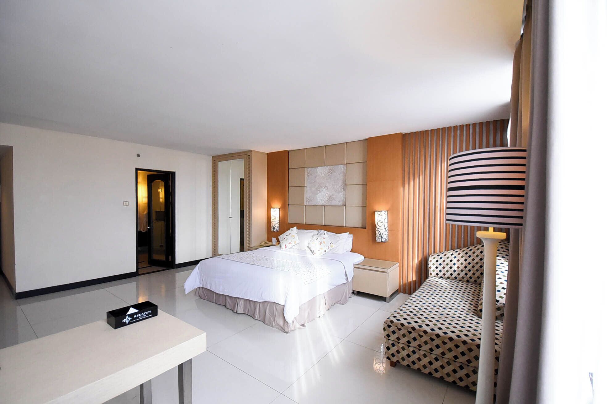 Family Room, 1 King Bed | Free minibar items, in-room safe, individually decorated, desk