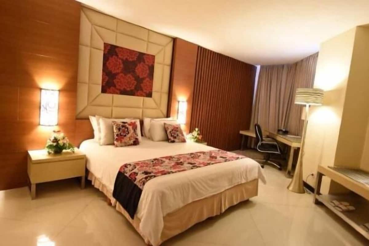 Free minibar items, in-room safe, individually decorated, desk