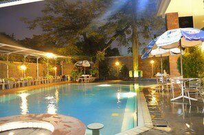 Outdoor pool - Kedaton Hotel (Bandung)