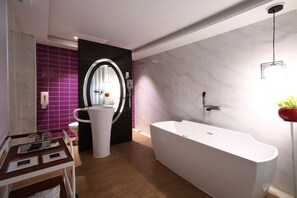 Deluxe Double Room, 1 King Bed | Bathroom | Free toiletries, hair dryer, slippers, towels - Long View Hotel (New Taipei City)