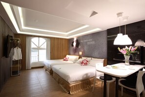 Chambre Quadruple Deluxe, 2 lits doubles | Bureau, Wi-Fi gratuit