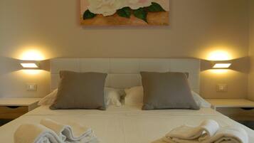 Camera doppia, vista giardino | Una scrivania, insonorizzazione, culle/letti per bambini (gratuiti)