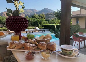 Free daily continental breakfast  - B&B Sole (Taormina)