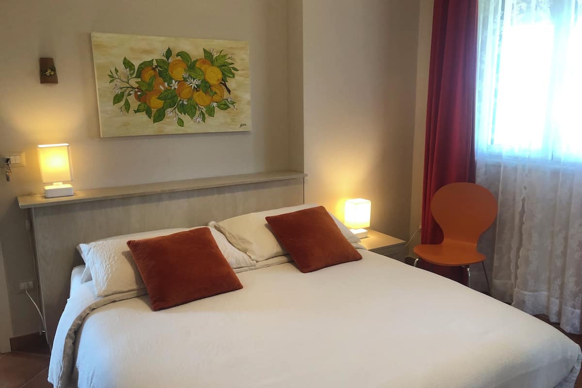 Meja, langsir/tirai gelap terus, kalis bunyi, katil bayi/kot (percuma)