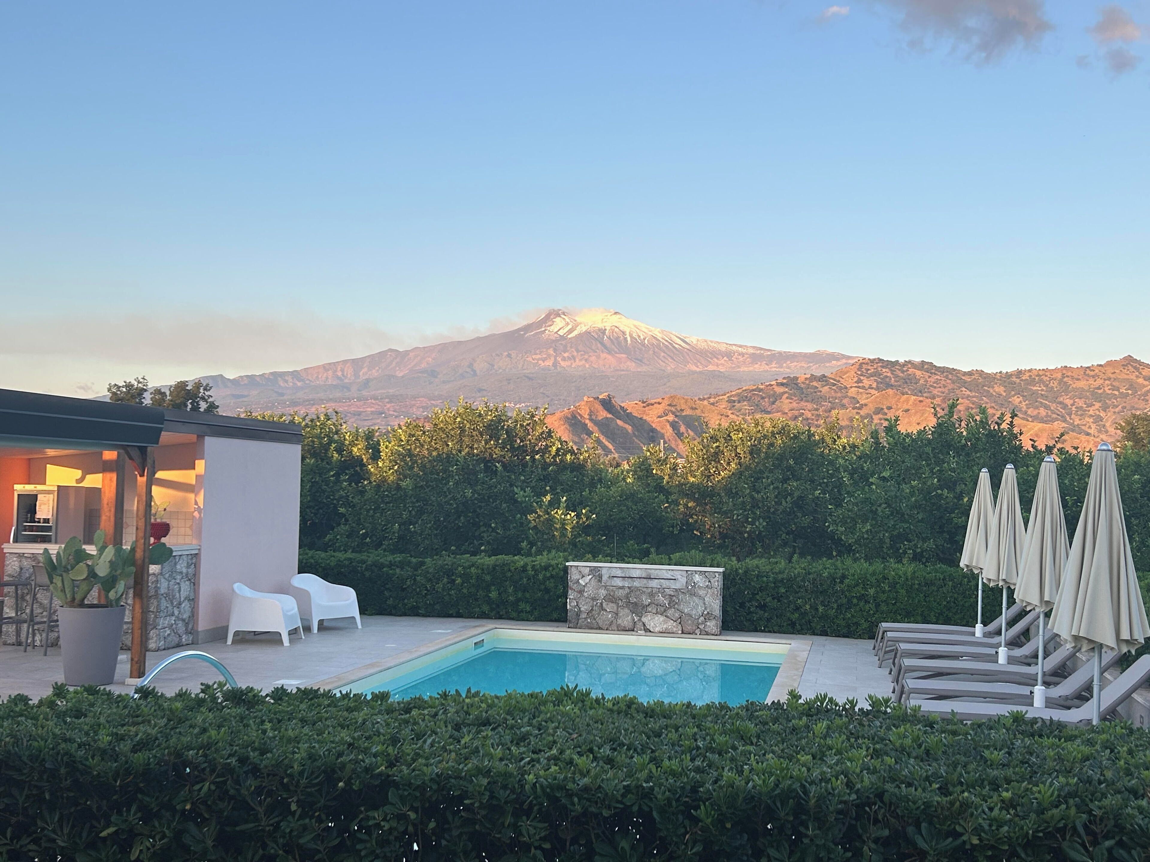 Piscina stagionale all'aperto, ombrelloni da piscina, lettini