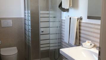 Dusche, Regendusche, kostenlose Toilettenartikel, Haartrockner