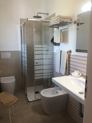 Shower, rainfall showerhead, free toiletries, hair dryer - B&B Sole (Taormina)