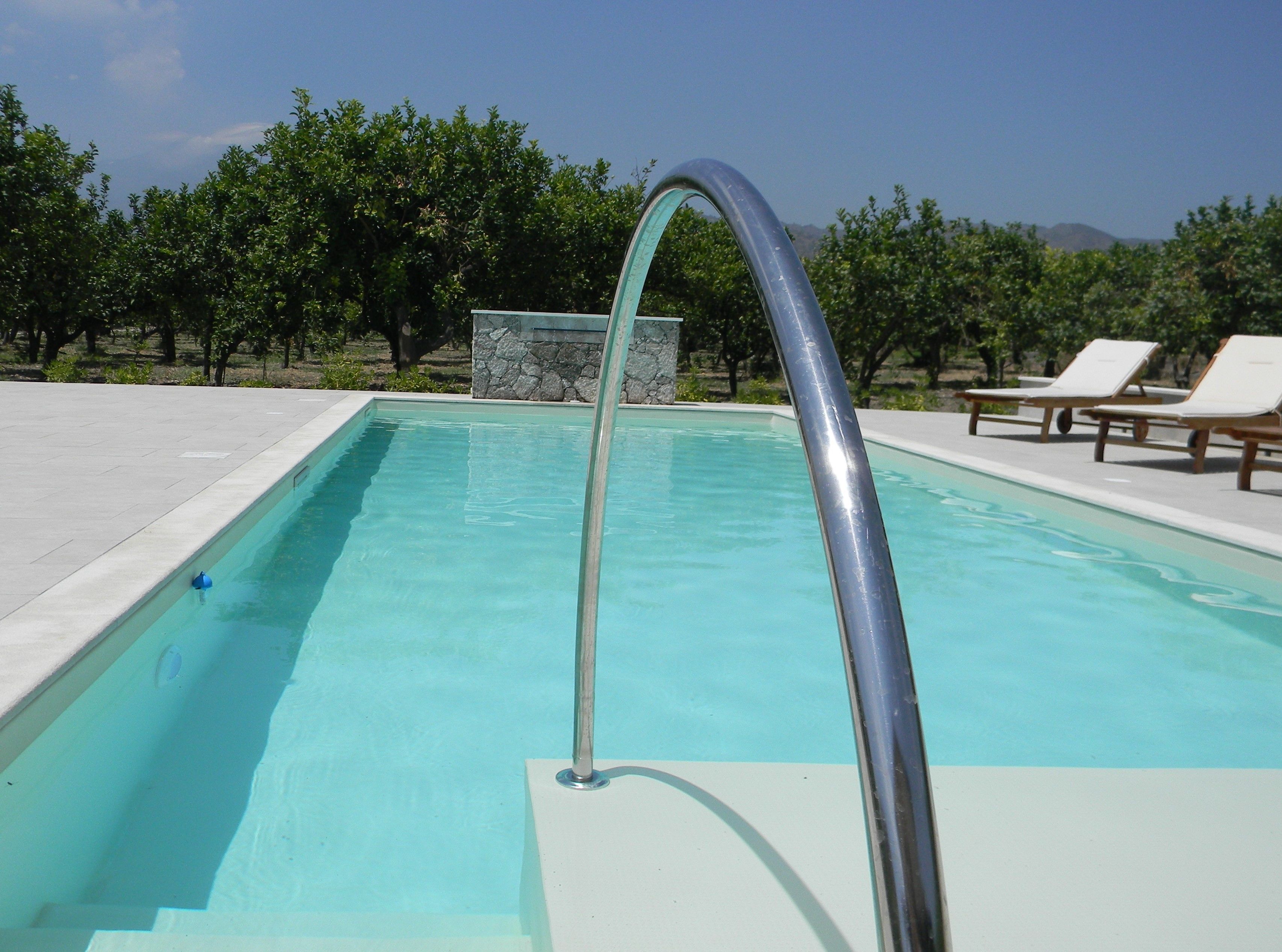 Piscina stagionale all'aperto, ombrelloni da piscina, lettini