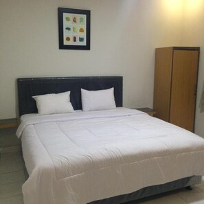 Desk, iron/ironing board, rollaway beds, free WiFi