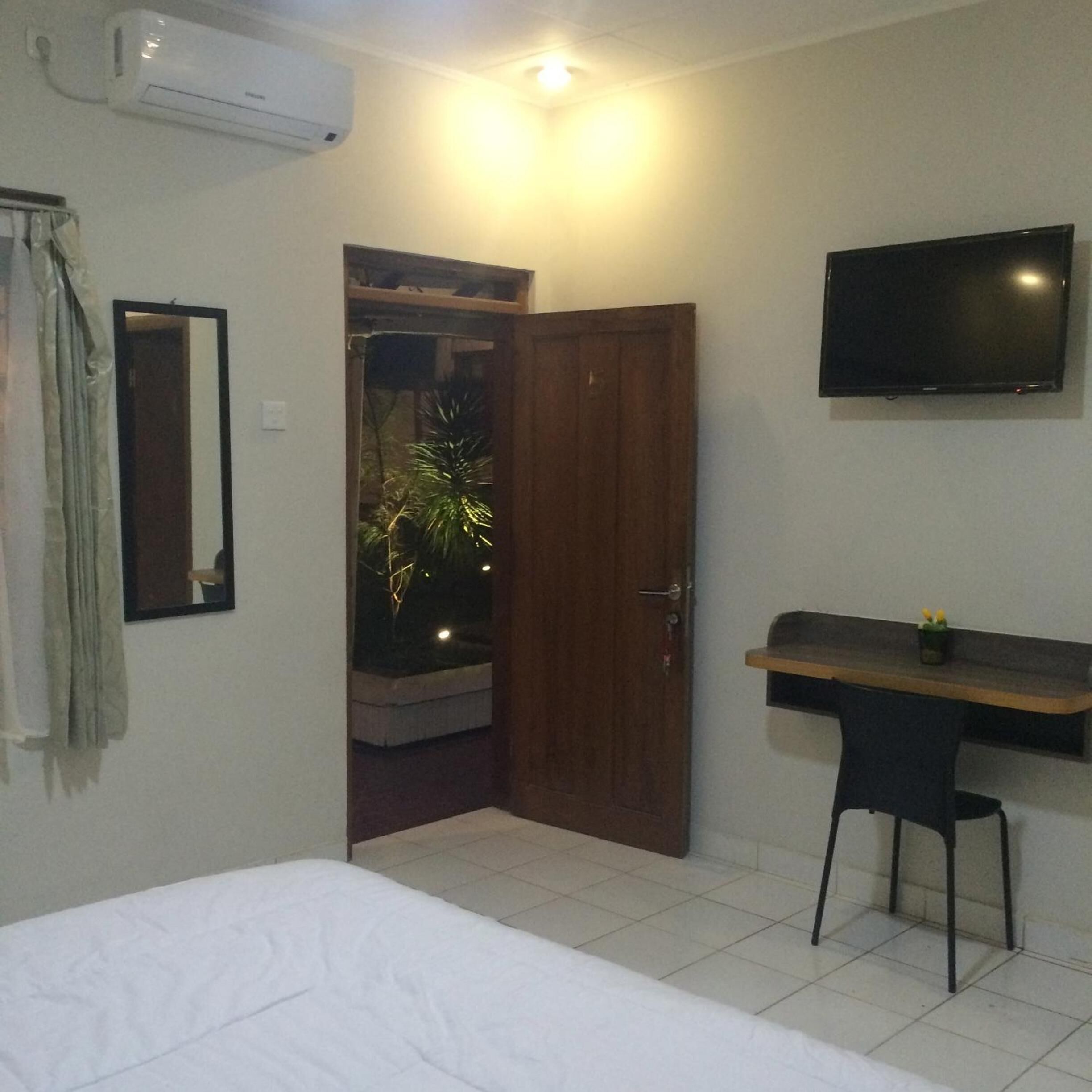 Desk, iron/ironing board, rollaway beds, free WiFi