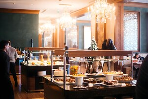 2 restaurantes; se sirven desayunos, almuerzos y cocina internacional 