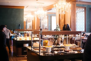 2 restaurants, breakfast, lunch, dinner served; international cuisine