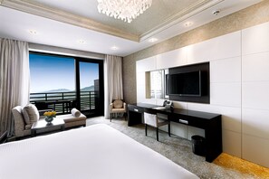 Deluxe Room, 1 King Bed, Mountain View | Premium bedding, minibar, in-room safe, desk - Shahdag Hotel & Spa (Qusar)