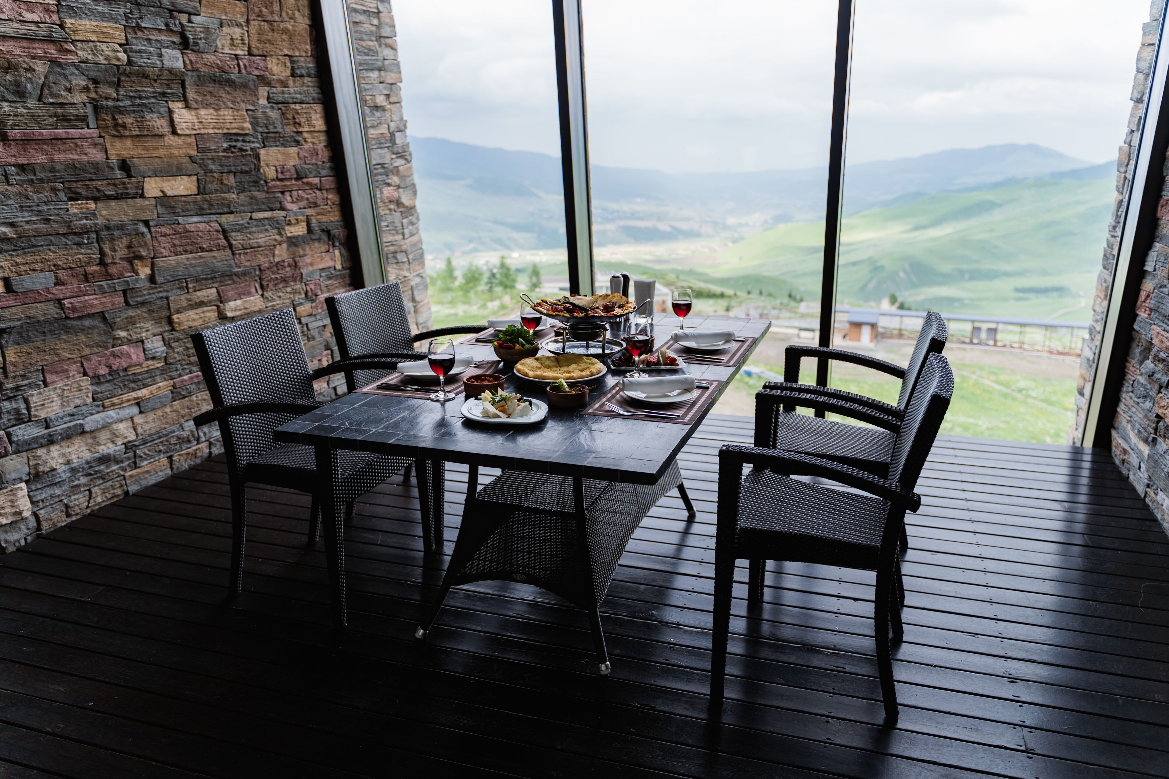 2 restaurants, breakfast, lunch, dinner served; international cuisine