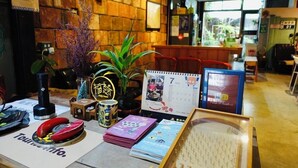 Una recepción con un calendario, una planta, una máquina de caf é y un cartel que dice "Tour Info".