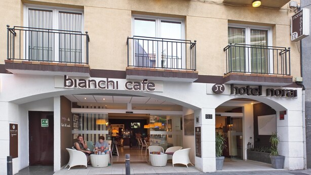 Un hotel llamado 'Hotel Norai' con una cafetería llamada 'bianchi cafe' en la planta baja.