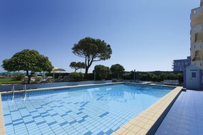 Outdoor pool, open 9:00 AM to 8:00 PM, sun loungers - Hotel Croce di Malta (Jesolo)