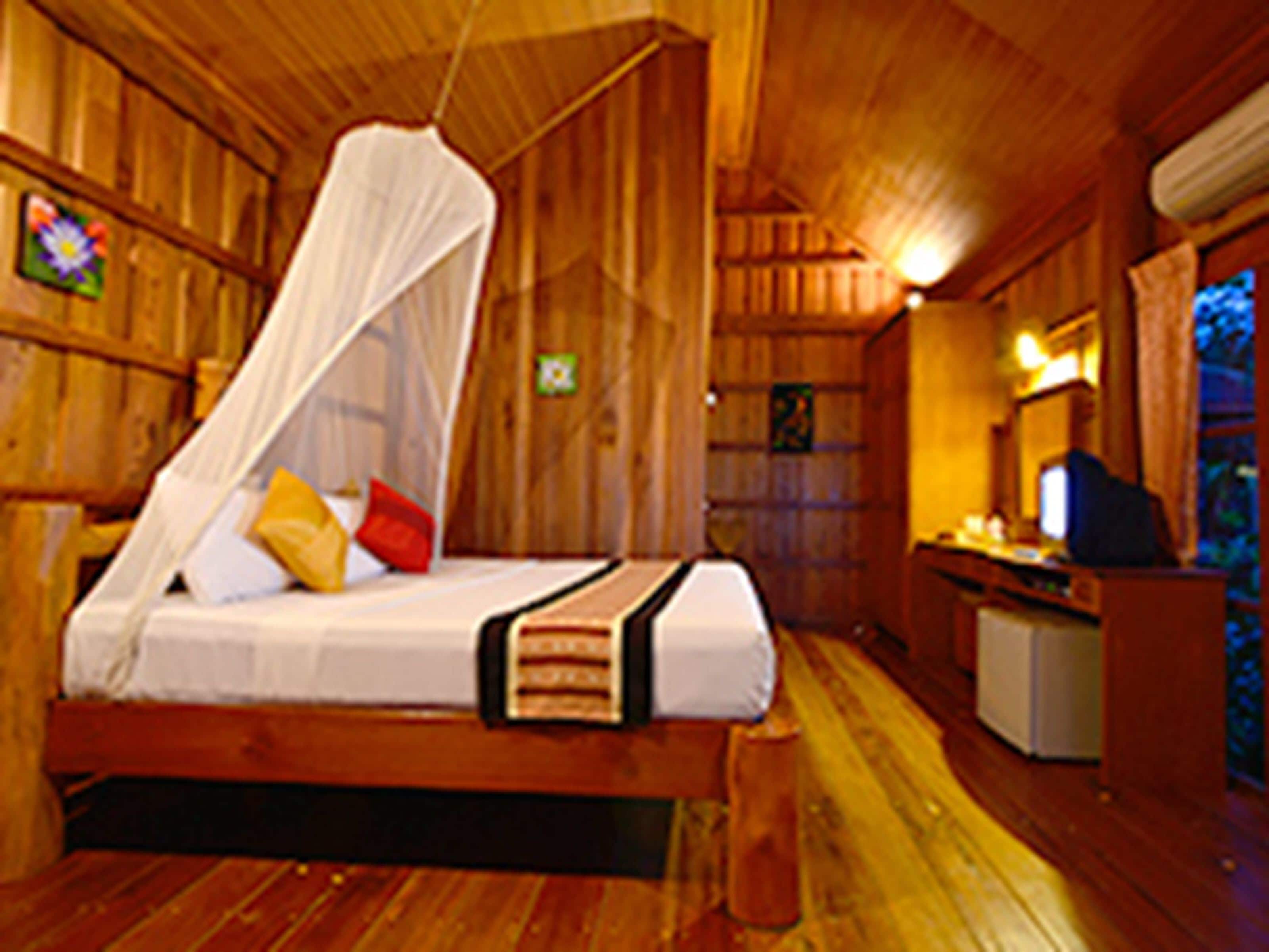 superior cottage | in-room safe, desk, cots/infant beds, rollaway beds