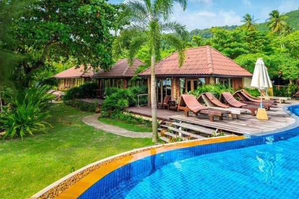 Una piscina al aire libre, sillones reclinables de piscina