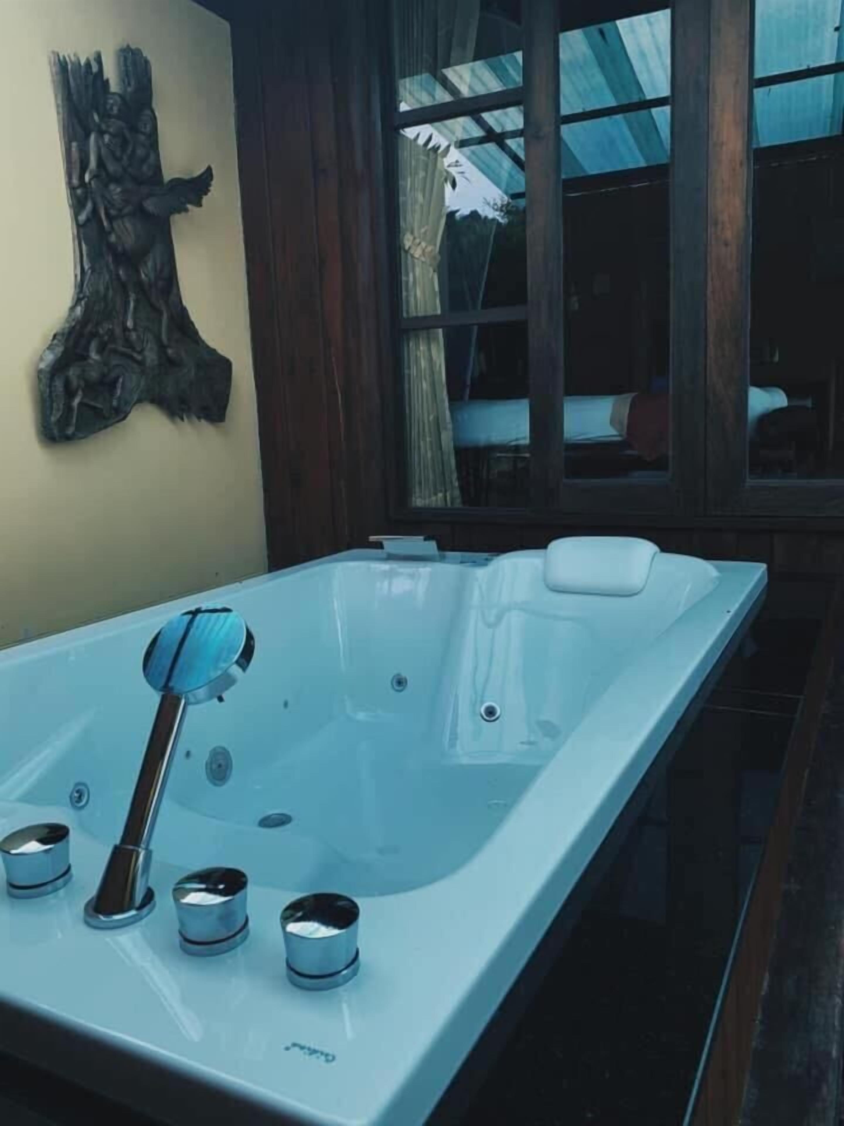 shower, free toiletries, towels