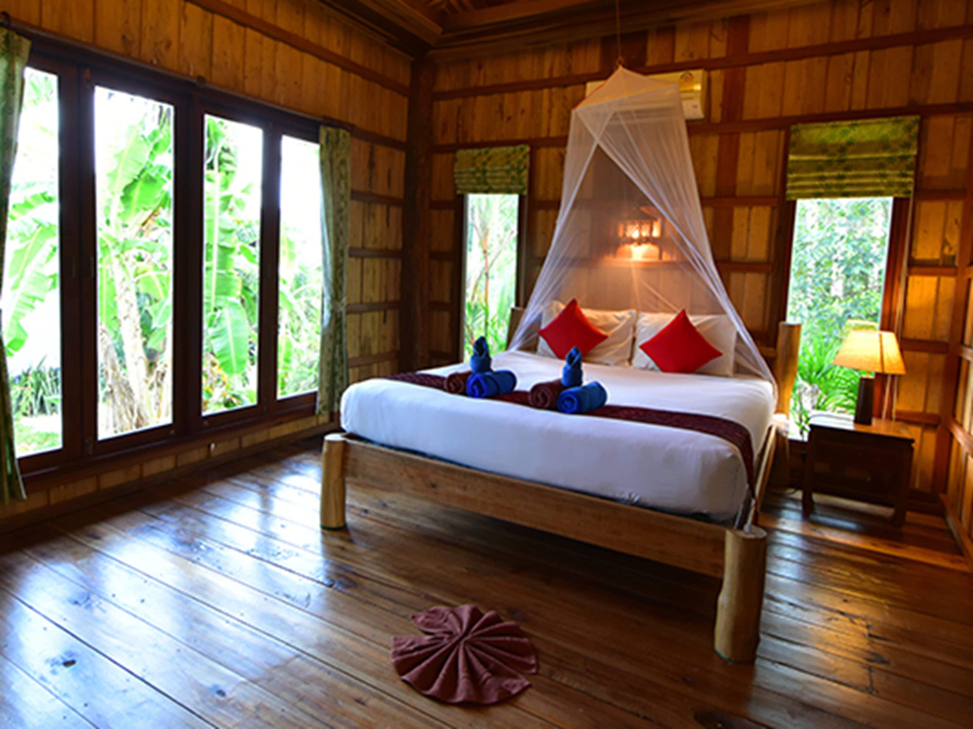 deluxe hill top | in-room safe, desk, cots/infant beds, rollaway beds