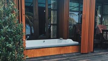 Shower, free toiletries, towels