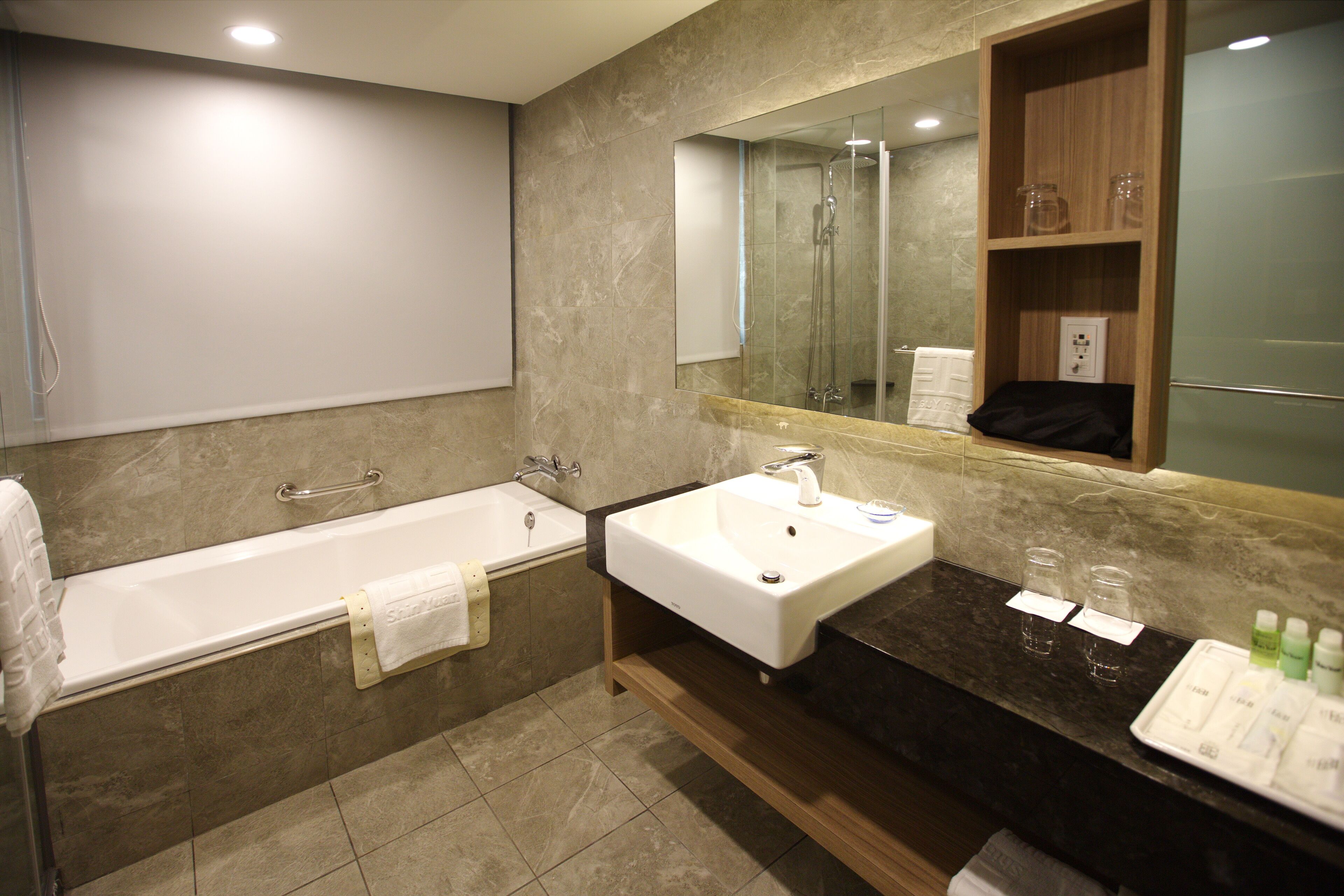 separate bathtub and shower, rainfall showerhead, free toiletries