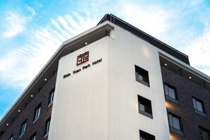 Ein Hotel mit modernem Design, das ein gut sichtbares Schild für das Shing Shing Park Hotel zeigt.