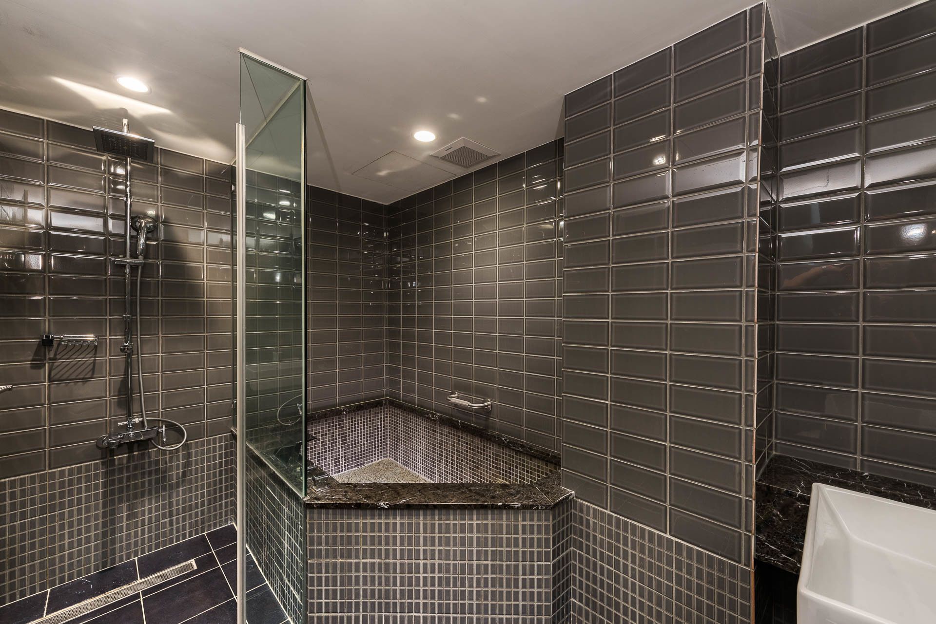 Premium tweepersoonskamer | Badkamer | Een aparte badkuip en douche, een regendouche, gratis toiletartikelen