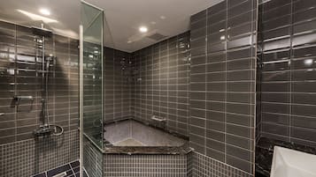 Premium tweepersoonskamer | Badkamer | Een aparte badkuip en douche, een regendouche, gratis toiletartikelen