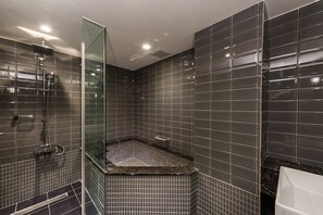 Habitación Premium doble | Baño | Bañera y ducha independientes y cabezal de ducha tipo lluvia
