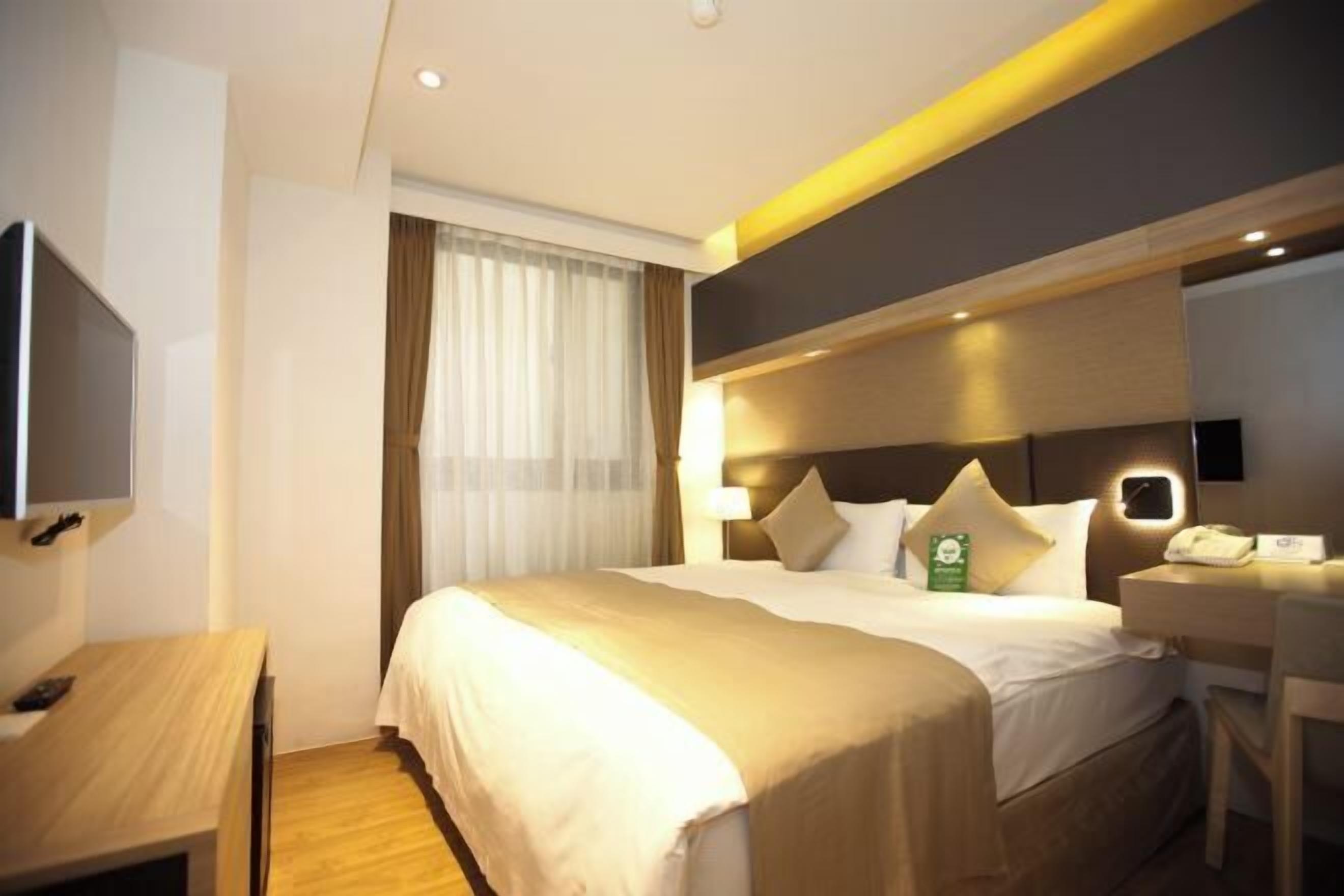 In-room safe, desk, blackout drapes, free WiFi