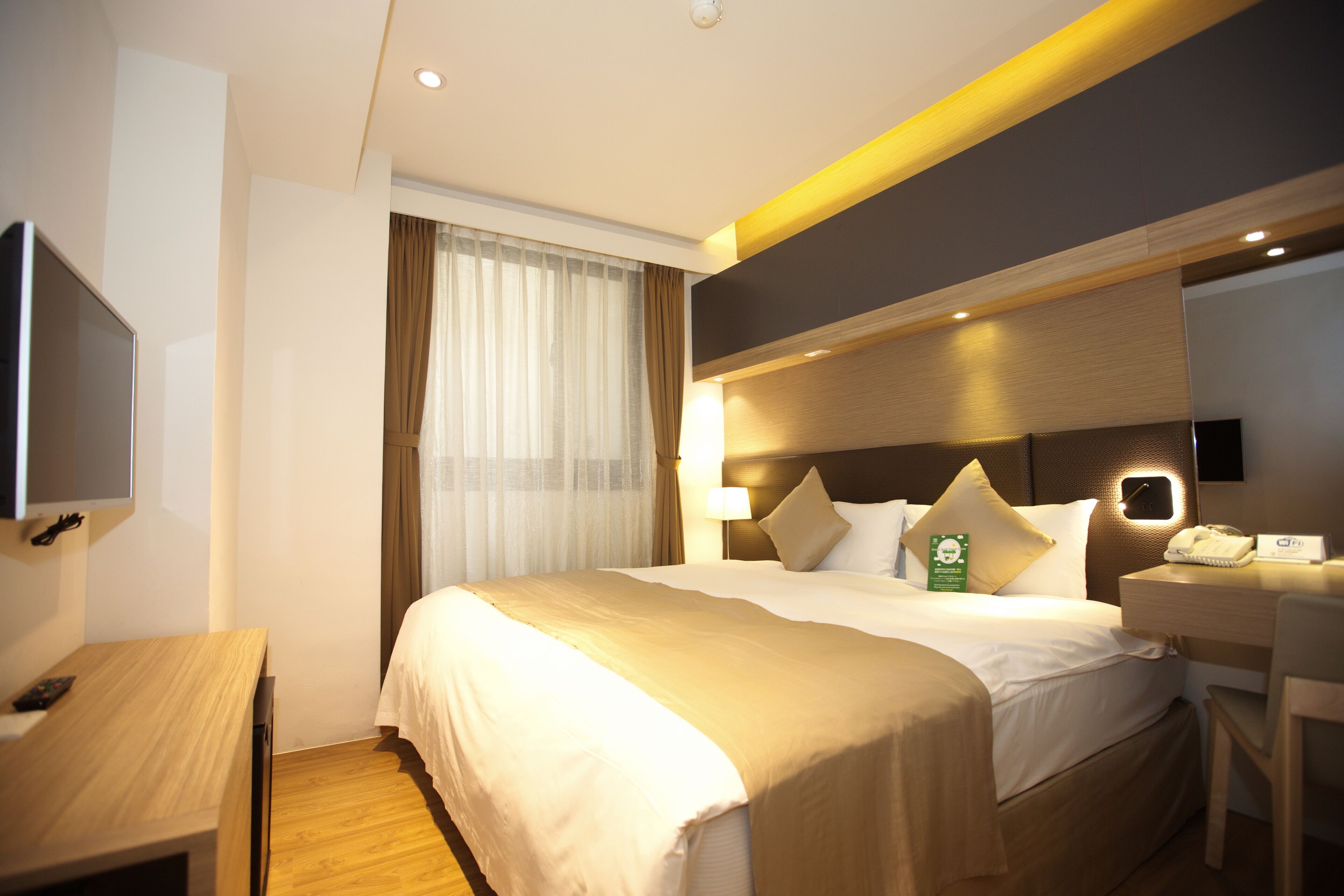 standard room | in-room safe, desk, soundproofing, free wifi