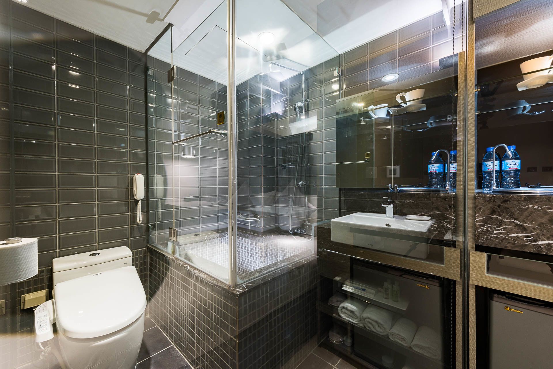standard double room | bathroom | separate bathtub and shower, rainfall showerhead, free toiletries