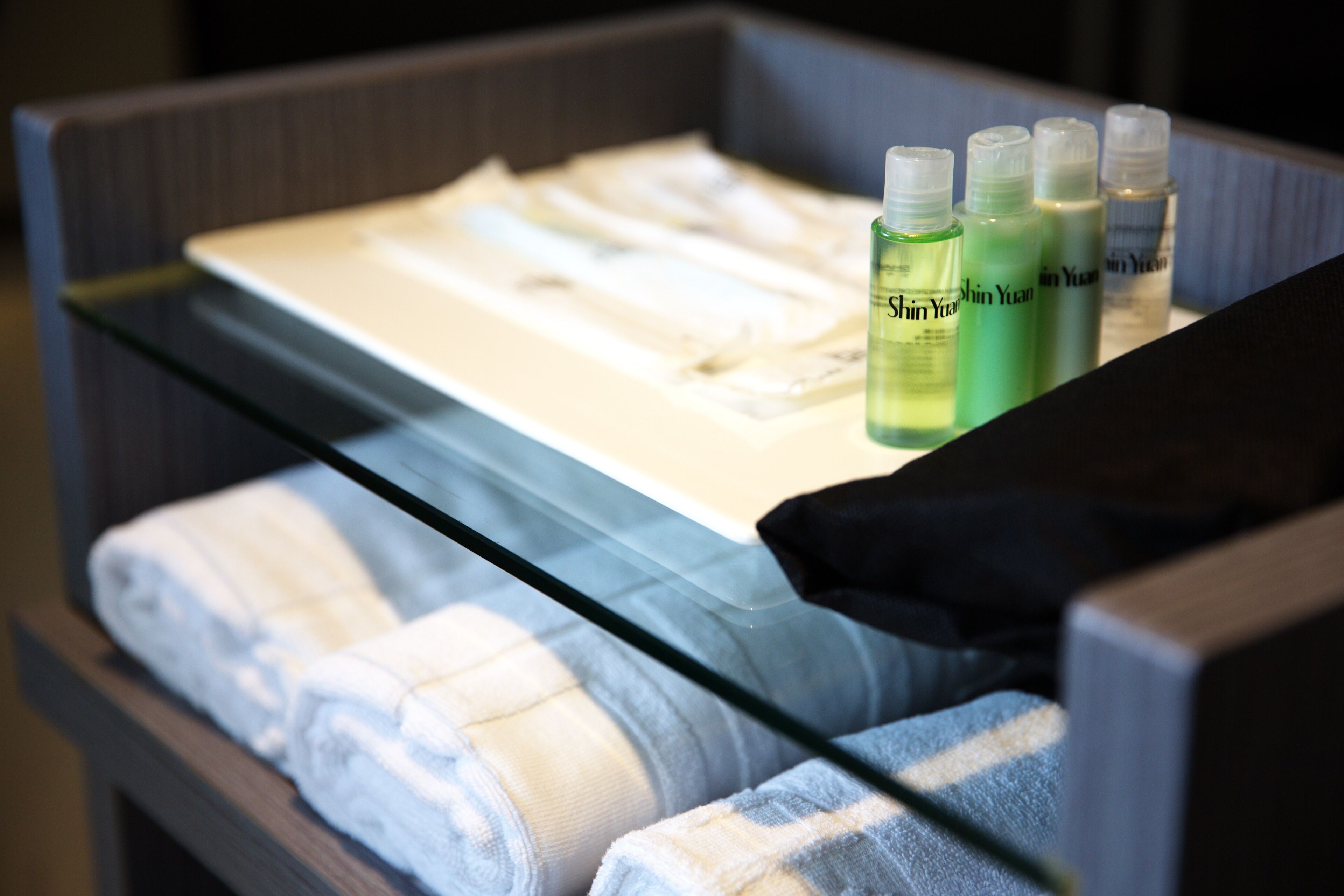 separate bathtub and shower, rainfall showerhead, free toiletries