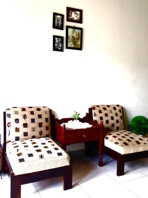 Flat-screen TV - Elenor's Home (Bandung)