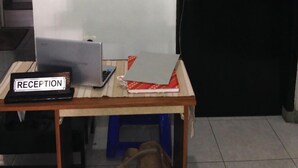 Un mostrador de recepción con un letrero que dice "ELENOR'S HOME" y un cartel en la puerta que indica "PERSONAL AUTORIZADO". 