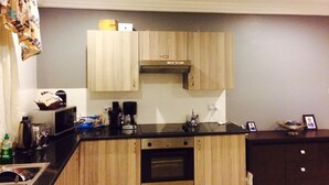 Apartment, 2 Bedrooms, Pool Access | Private kitchen | Coffee/tea maker, fridge, microwave, stovetop - Casas Corona (Accra)