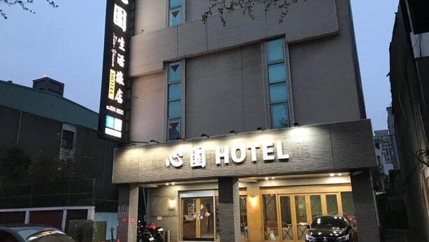 Un hôtel doté d’une façade moderne, d’une grande entrée vitrée et d’une enseigne bien visible.