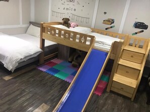 Hypo-allergenic bedding, down comforters, desk, blackout drapes - Funhouse Hsinchu (Hsinchu)