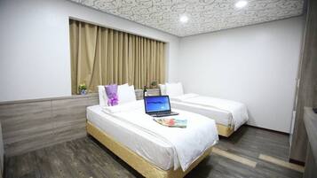 Double Room | Hypo-allergenic bedding, down comforters, desk, blackout drapes
